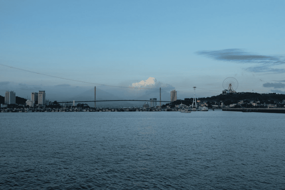 Bai Chay is the largest man-made beach in Ha Long, boasting a 1000-meter sandy stretch and clear waters near the city center (Source: Pexels)